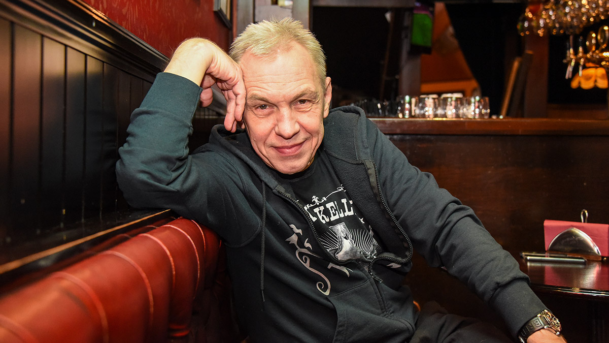 Лидер группы «Ва-Бан­къ» Александр Скляр посетил столичный пункт отбора на воен­ную службу по контра­кту