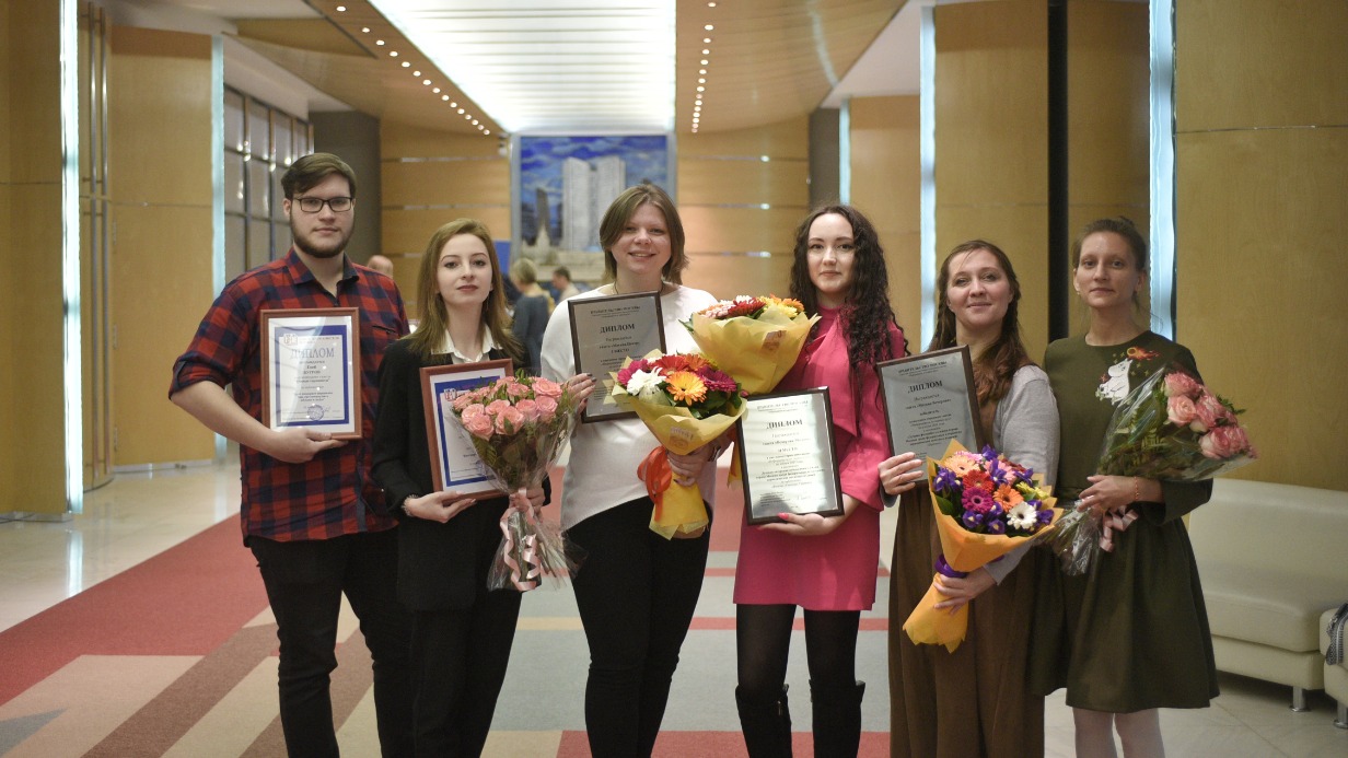 Корреспондент газеты «Южные горизонты» Глеб Бугров, корреспондент газеты «Новые округа» Алина Зинина, шеф-редактор газеты «Москва.Центр» Екатерина Серова, корреспондент «Вечерней Москвы» Вероника Ушакова, фотокорреспондент «ВМ» Пелагия Замятина и корреспондент «ВМ» Наталья Тростьянская с наградами (слева направо)