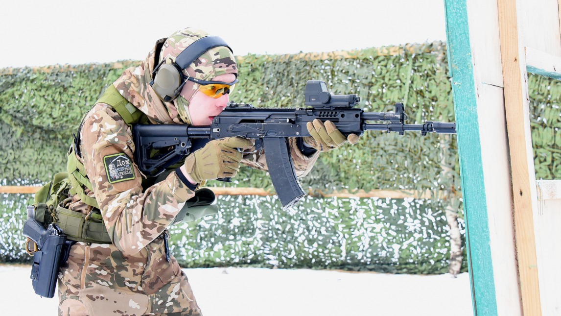 Курсант Московского высшего общевойскового командного училища Хетаг Томаев на чемпионате Сухопутных войск по армейской тактической стрельбе проходит один из этапов дистанции. Задача курсанта — вместе с напарником поразить 20 мишеней из пистолета и автомата