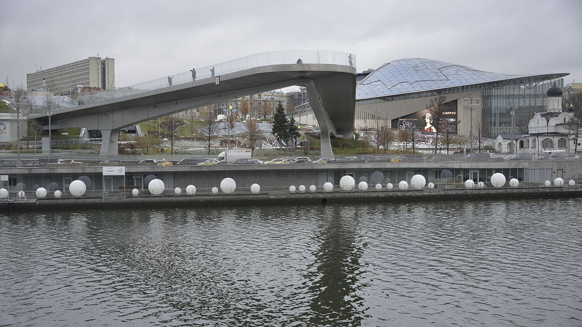 При инциденте со съехавшей с петель дверью в «Зарядье» никто серьезно не пострадал