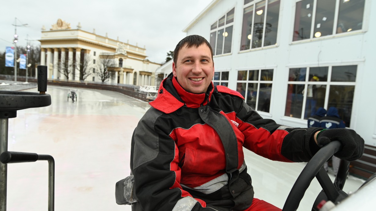 Бригадир-начальник участка, оператор ледозаливочной техники Александр Маракин проверяет гладкость катка на ВДНХ. Ледовая площадка станет самой большой в столице и ждет своих первых гостей уже сегодня вечером
