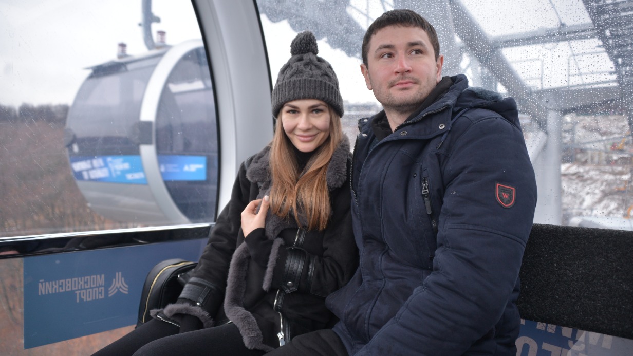Супружеская пара Наталья и Василий Сагитовы, помимо годовщины открытия Московской канатной дороги, отмечают и важную для своей семьи дату — три года назад зародились их отношения. Воздушная трасса между Воробьевыми горами и Лужниками теперь одно из любимых мест пары в столице