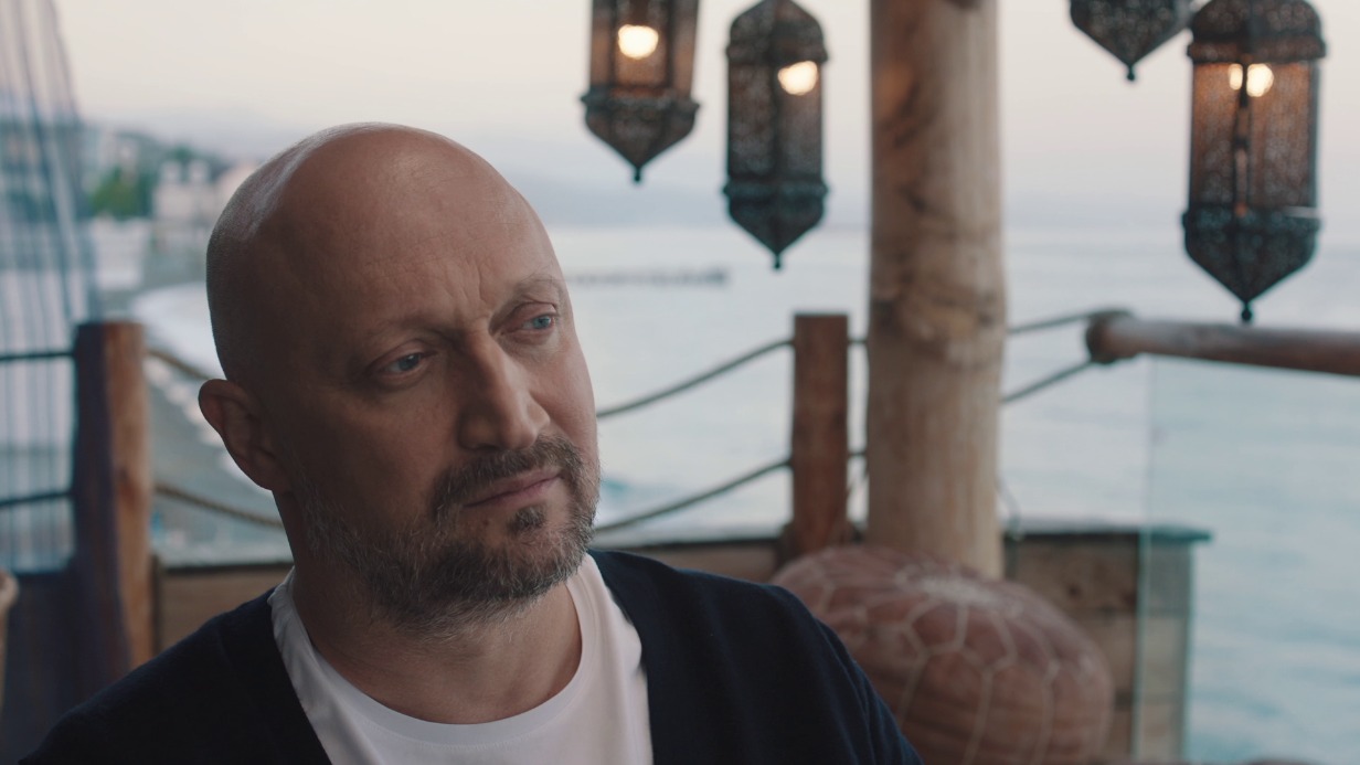 22 ноября на телеканале ТВ-3 состоялась премьера сериала «Инсомния», который ранее вышел на платформе Premier. В роли талантливого гипнолога выступил Гоша Куценко. Муж возвращается с работы домой. Ему, ни слова ни говоря, накрывает на стол женаблондинка. Которая внезапно превращается в обнаженную кудрявую рыжую девушку. В воздухе появляется знак бесконечности. Успешный гипнолог Юрий Шталь (Гоша Куценко) просыпается. По сюжету психотерапевт, погружая пациентов в регрессивный гипноз, помогает им быстро решать психологические проблемы. Однако сам он никак не может перестать пробуждаться от изматывающих кошмаров с погибшей женой и рыжей незнакомкой в главных ролях, теряя грань между фантазиями и реальностью. Решать некоторые рабочие вопросы мужчине помогает любящая его коллега Дина (Мария Миронова). Сам же он начинает испытывать необъяснимое притяжение к стриптизерше Ане (Ирина Старшенбаум) с татуировкой бесконечности на спине. Как ему сложить все кусочки головоломки и понять — что случилось на самом деле, а что — только пригрезилось? Если от сериала, который позиционируют как «мистический детектив», вы ждете спецэффектов, духов и эффектного общения с потусторонним, то стоит немного перенастроиться. Этот проект базируется на чем-то более глубоком, чем поверхностные эмоции. Несмотря на то что в «Инсомнии» поднимается тема реинкарнации и переселения душ, а идея проекта родилась после прочтения книги гипнотерапевта Майкла Ньютона «Жизнь после жизни», то, что нам показывают, кажется очень реалистичным. Ведь в сериале нет магии и таинственных обрядов. Есть только люди, их мозг, душа и проблемы, которые требуется решить: домашнее насилие, подавляющие отношения в семье, депрессия на фоне расставания с любимой, смертельное заболевание... Вероятно, реалистичности изображения удалось достичь еще и благодаря тому, что оператором проекта был Алишер Хамидходжаев, который начинал свою карьеру как документалист, в том числе работал над фильмом «Антон тут рядом», а позже снимал «Аритмию» Бориса Хлебникова. Стоит сказать и про режиссера «Инсомнии» — Ольгу Френкель, которая до этого сериала сняла комедийные проекты «#СидЯдома» и «Деффчонки». Но и многосерийная серьезная драма у нее тоже вышла объемной. Пожалуй, одним из главных достоинств «Инсомнии» являются актерские работы. Такими Гошу Куценко и Ирину Старшенбаум вы еще не видели! Юрий Георгиевич (настоящее имя Куценко) умудряется соединить в герое все: интеллект и глубокие чувства, пережитую детскую травму, подавленную эмоциональность, самодеструктивные склонности. Из скептика и циника он превращается в человека, готового признать, что мир шире наших представлений о нем, и это нормально. А Ирина Старшенбаум и ее Аня — это девушка острая, колкая, как треснутая ваза, нуждающаяся в реставрации, но при этом и нежная. — Она очень «выживающий» человек, который борется со своей болью и не опускает руки, — размышляет об Анне Ирина. — Для меня эта рольиспытание, наверное, одна из самых сложных в жизни. В эпизодах тоже много узнаваемых лиц: Александр Робак и Роза Хайруллина, Юрий Чурсин и Наталья Павленкова, а также многие другие. На «Инсомнии» стоит остановить свой выбор, если вам нравятся сериалы вроде «Психа» и «Триггера», но с щепоткой мистики в виде связи душ сквозь века и жизни. ПРЯМАЯ РЕЧЬ Ольга Френкель, режиссер: — Куценко — невероятно глубокий и думающий артист с огромным актерским диапазоном. Кроме того, у него потрясающе красивый голос, будто созданный для гипноза. Главное действующее лицо в нашем сериале — знак бесконечности. Поэтому мы снимали бесконечно долго. Пока мы снимали, вышло три сериала про психотерапевта, полный метр про гипнолога. Тем не менее мы не теряем надежды, что удивим зрителей. 