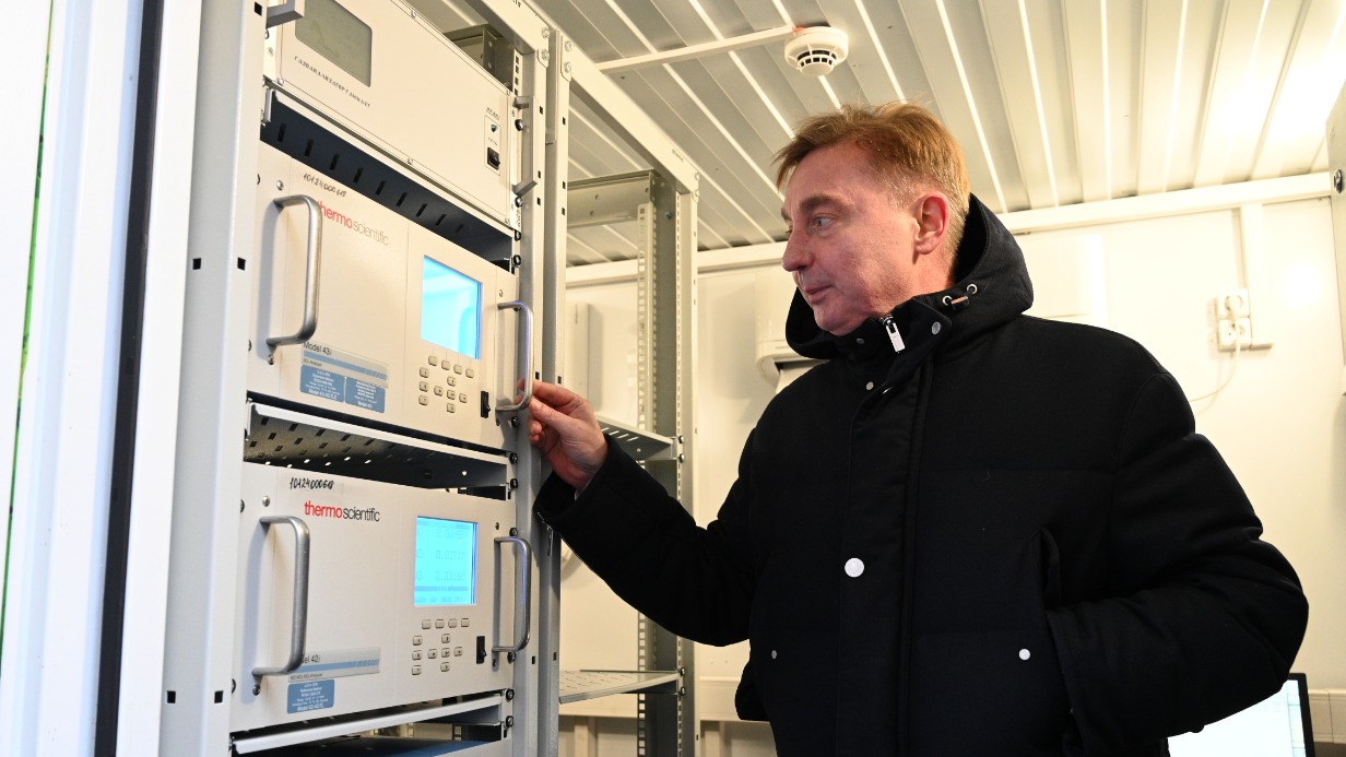 Руководитель Департамента природопользования и охраны окружающей среды Москвы Антон Кульбачевский проверяет показатели прибора оценки состояния воздуха, установленного в подмосковном Красногорске