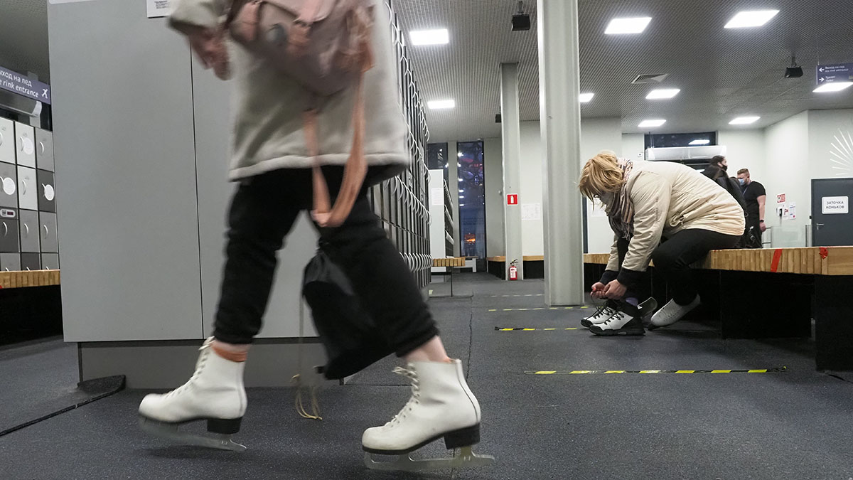 Катки с естественным покрытием заработали в парках Москвы