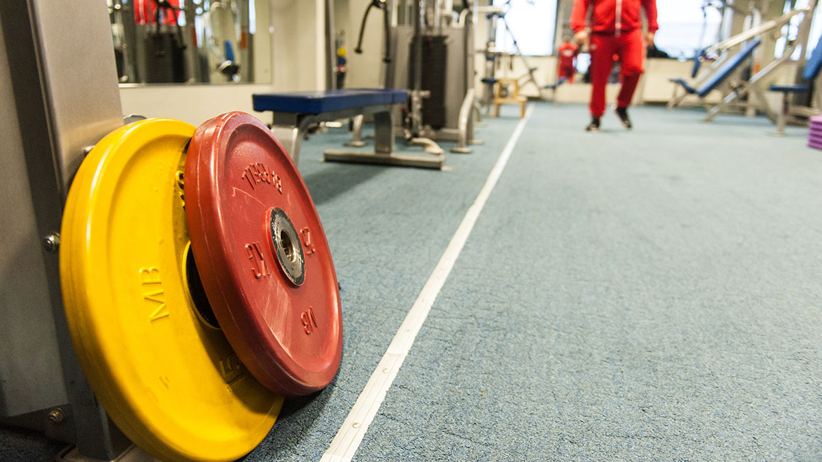 Психолог объяснил, как полному человеку перестать стесняться спортзала