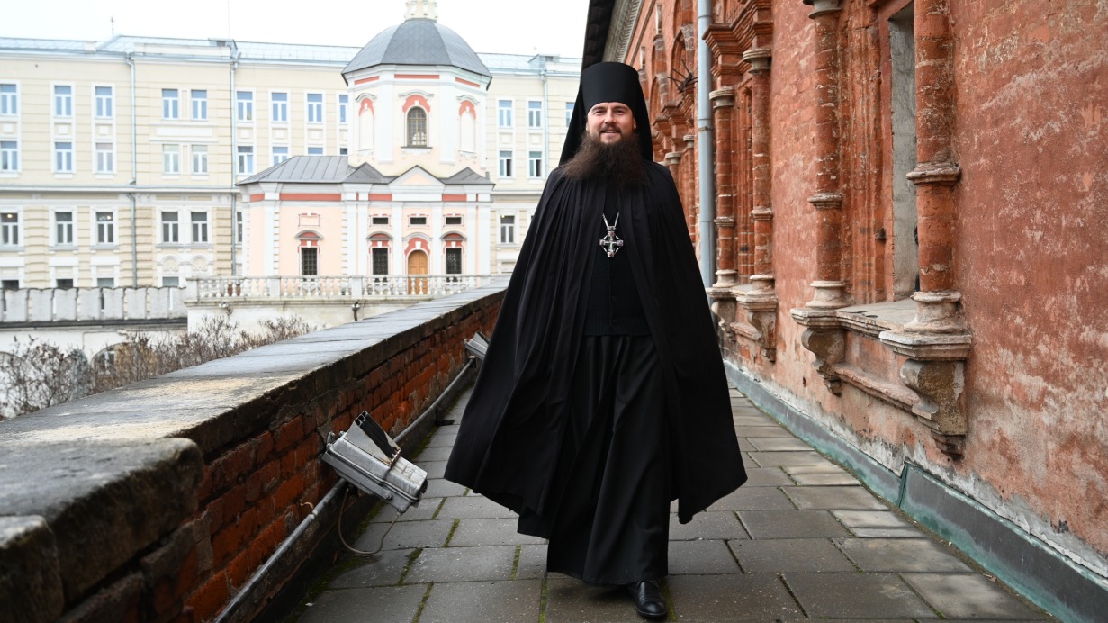 Наместник Высоко-Петровского ставропигиального мужского монастыря игумен Петр (Еремеев) идет вдоль палат Нарышкиных. Это часть архитектурного ансамбля, которую планируют отреставрировать в 2022 году