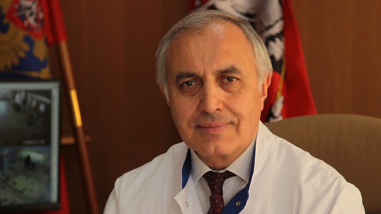 Главный педиатр Москвы Исмаил Османов в своем рабочем кабинете в Детской городской больнице имени З. А. Башляевой