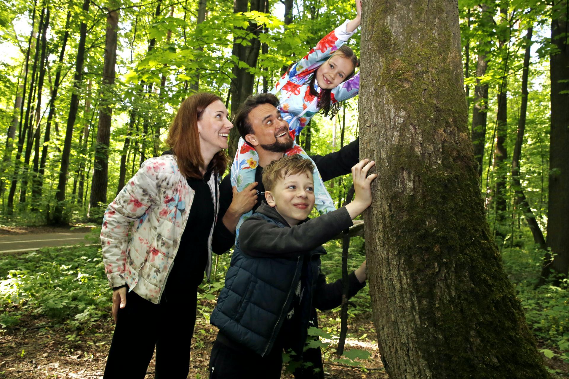 Парк «Покровское-Стрешнево». Татьяна и Дмитрий Крохалевы с детьми Егором и Валерией выбрали его для семейной прогулки на самокатах и велосипедах