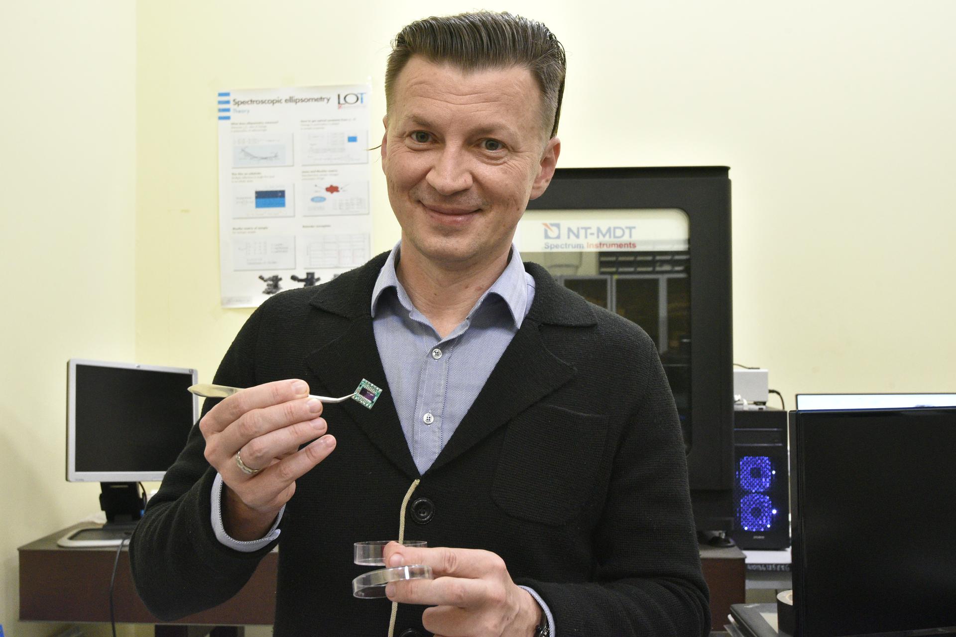 нтин Волков показывает фотодетектор. Устройство позволяет получать фотоснимки даже в темноте