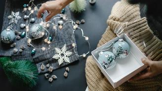 Свечи-бокалы, гирлянды-шторы и венок из снежинок: пять способов бюджетно украсить дом к Новому году