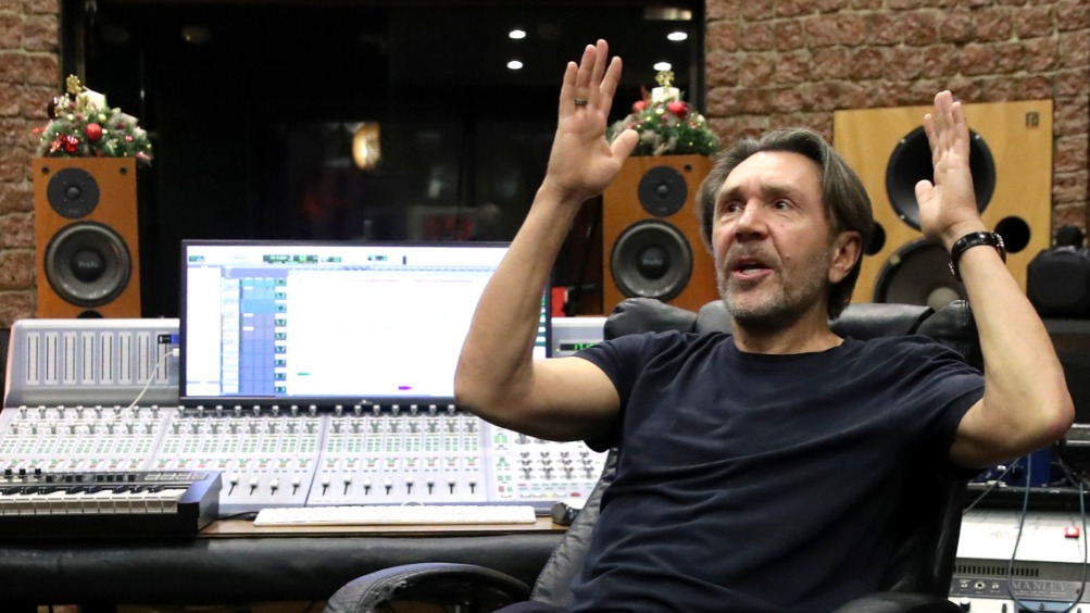 Сергей Шнуров по старинке пишет песни в студии