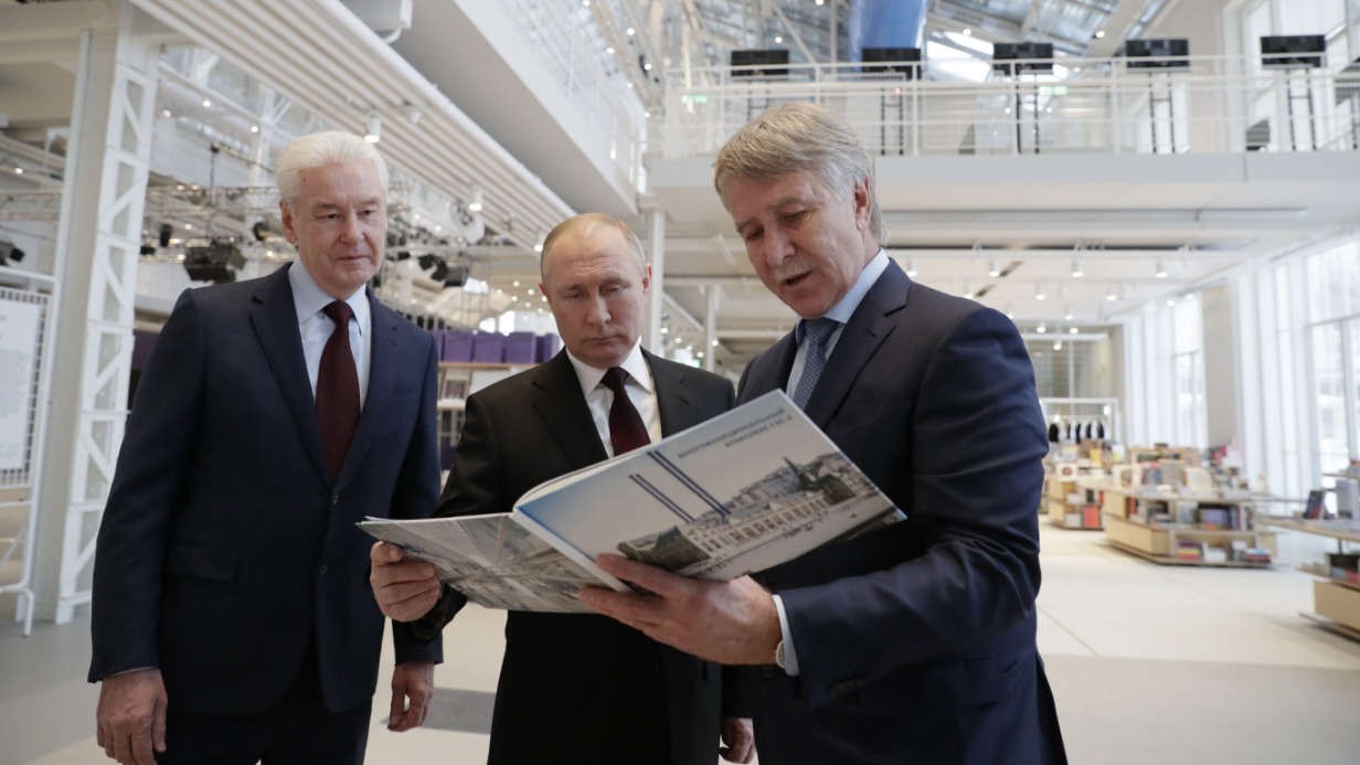 Инвестор проекта Дом культуры «ГЭС-2» Леонид Михельсон (справа) показал президенту России Владимиру Путину (в центре) и мэру Москвы Сергею Собянину книгу, в которой описана история и этапы возрождения памятника промышленной архитектуры на Болотной набережной