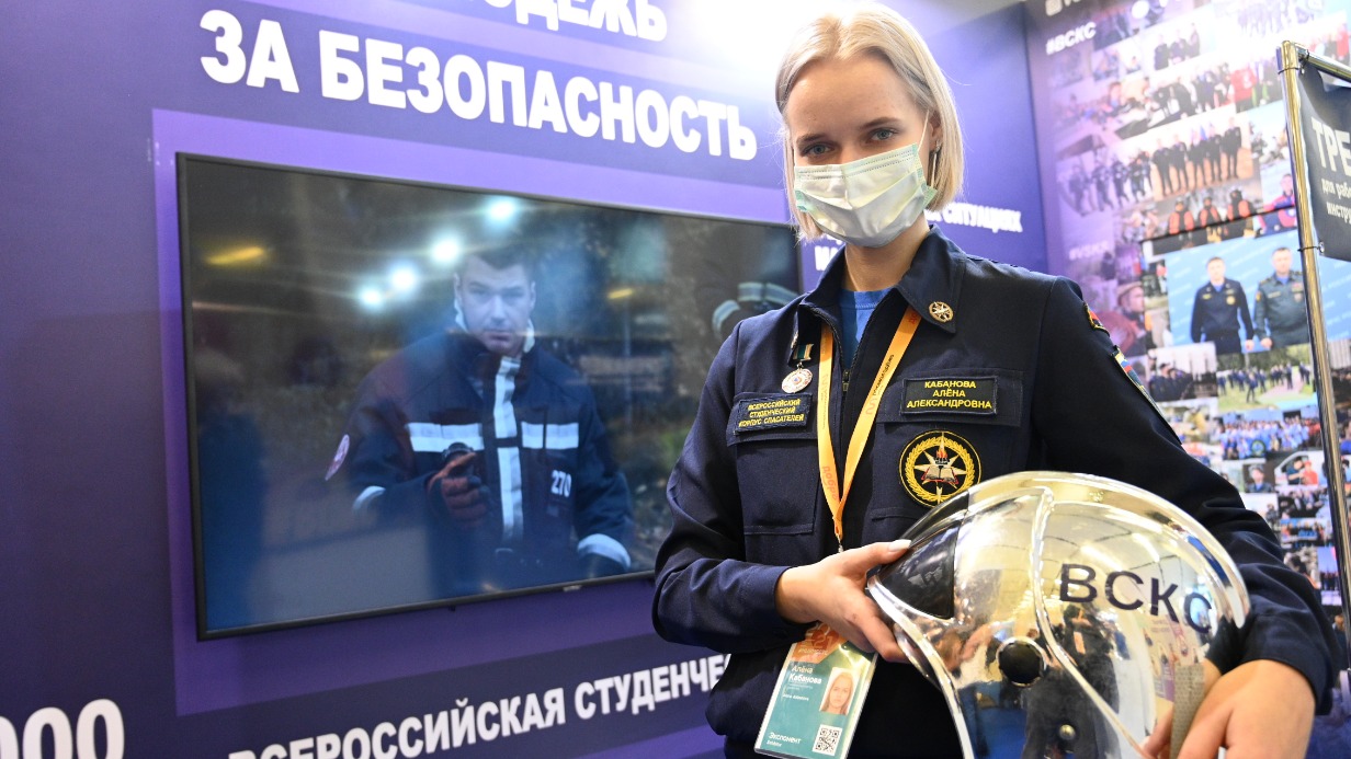 Доброволец Московского городского отделения Всероссийского студенческого корпуса спасателей Алена Кабанова на стенде своей волонтерской организации, который представлен на форуме гражданского участия «Мы вместе»