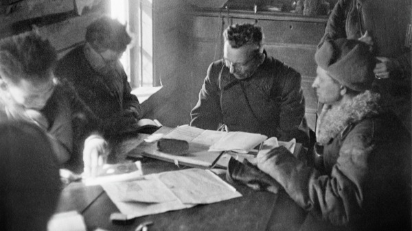 1 декабря 1941 года. Полковой комиссар Бауыржан Момышулы (крайний слева) и писатель Александр Бек (крайний справа) в штабе 19-го гвардейского стрелкового полка, оборонявшего Москву. Его героический путь описан в книге Бека «Волоколамское шоссе»