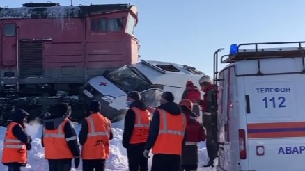 Один человек погиб при столкновении поезда и машины скорой в Хабаровском крае