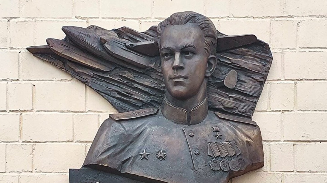 Мемориальную доску летчику Ивану Злыденному установили в столице