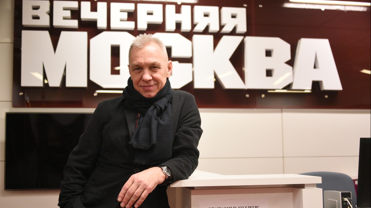 «Сложно найти себя вне моды»: музыкант Александр Ф. Скляр — о современном роке, создании песен и отношении к трендам