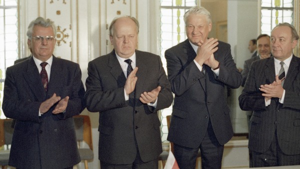 1991 года. Слева направо: Леонид Кравчук, Станислав Шушкевич и Борис Ельцин после подписания Соглашения о создании Содружества Независимых Государств в Беловежской пуще