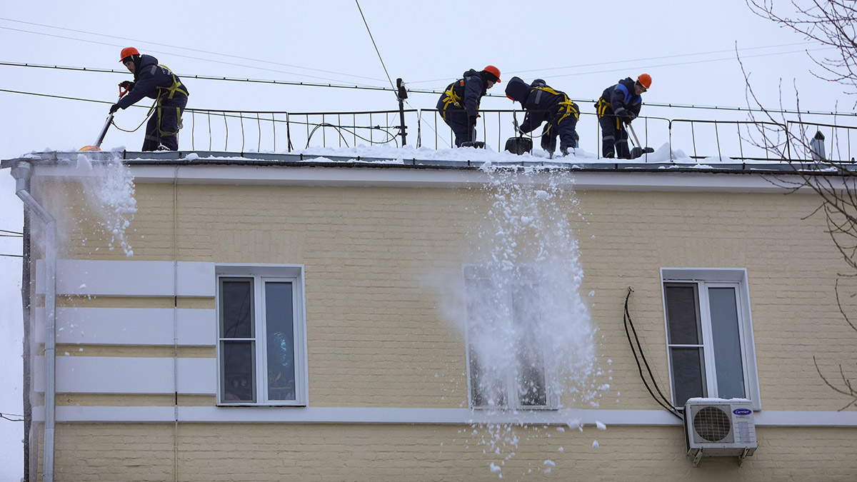 Городские службы приступили к очистке крыш жилых домов после снегопада