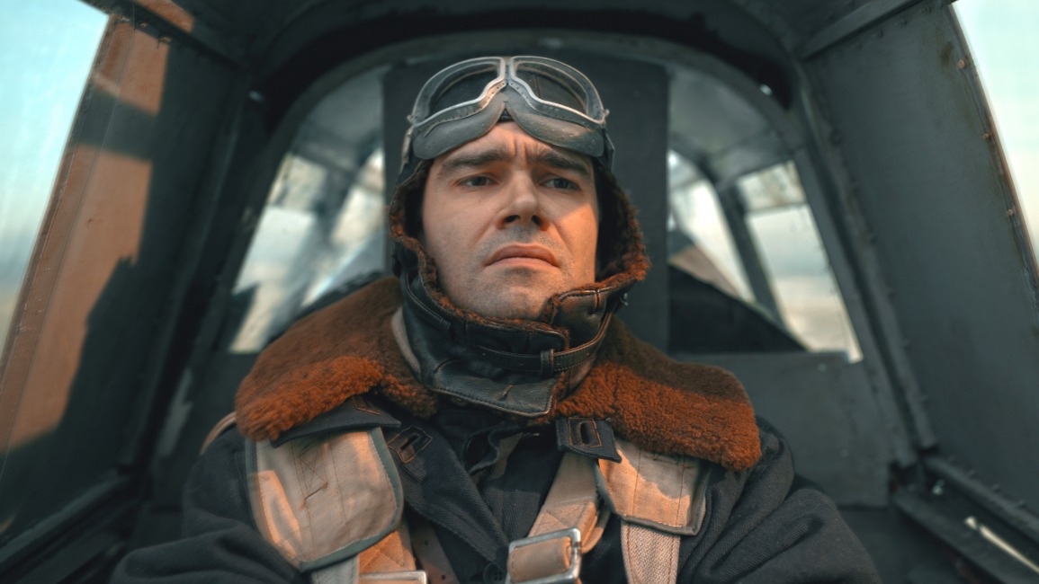 Кадр из фильма «Летчик»: Петр Федоров в роли Николая Комлева — военного летчика, который лишился обеих ног и тем не менее продолжил воевать против фашистов
