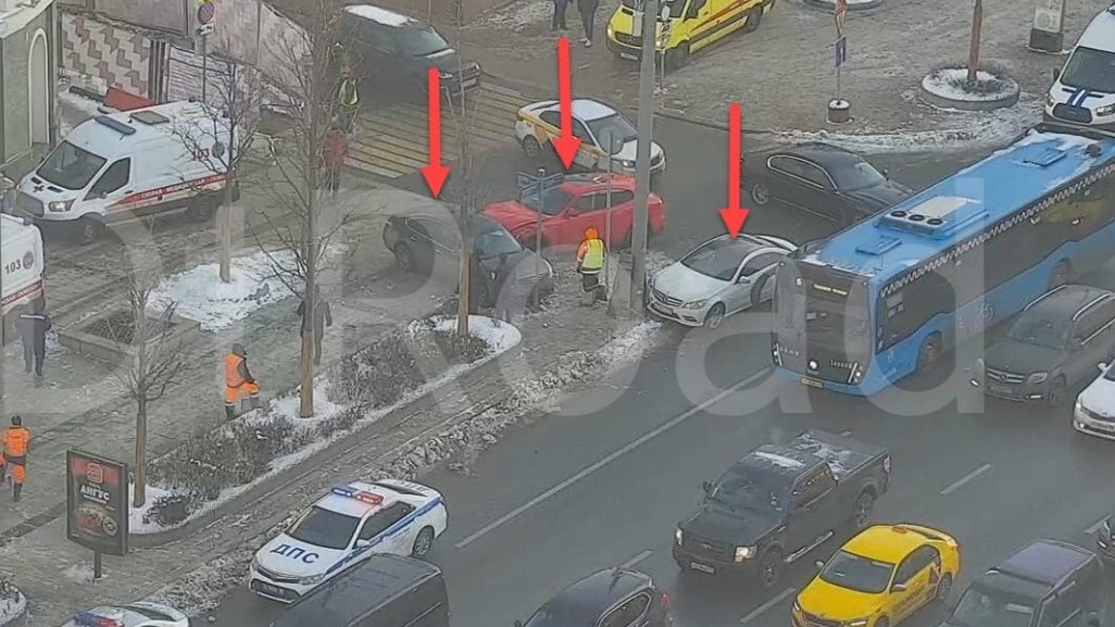 Появилось фото с места ДТП с тремя иномарками на Садовом кольце в Москве