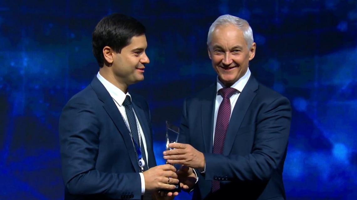 Первый зампредседателя правительства РФ Андрей Белоусов (справа) вручил награду Дмитрию Муреву, гендиректору компании, которая доставляет грузы по всему миру