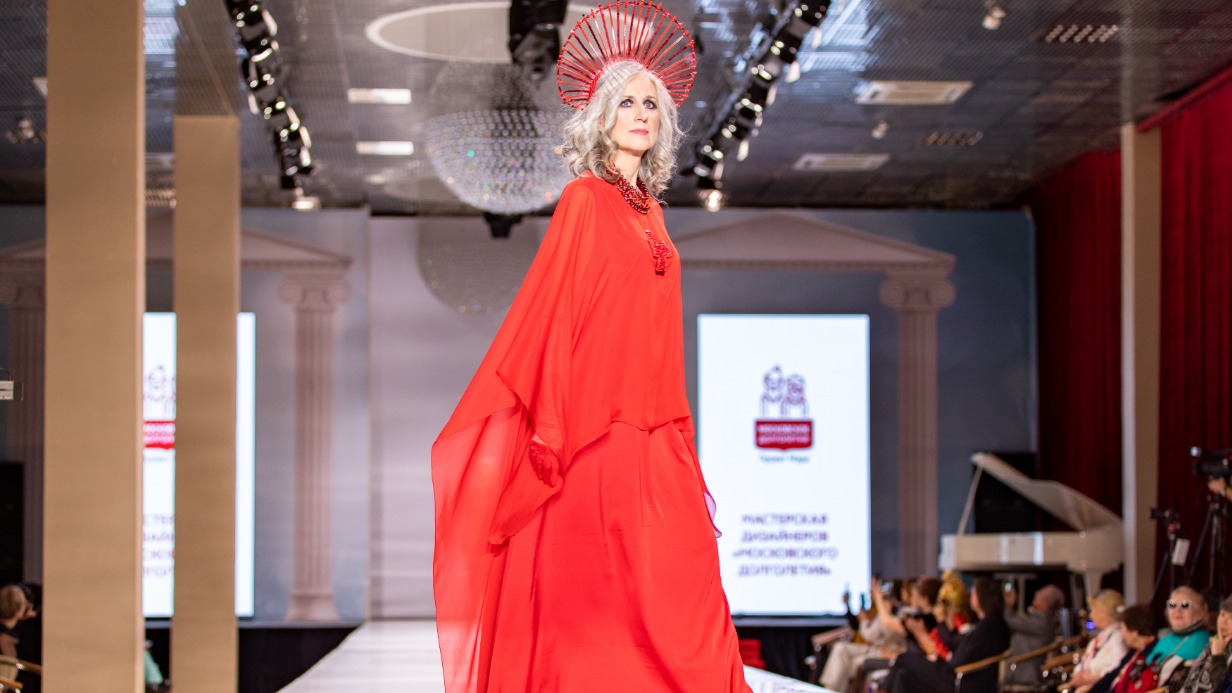 Модель Надежда Охлопкова в платье, созданном пенсионеркой Ольгой Аркатовой