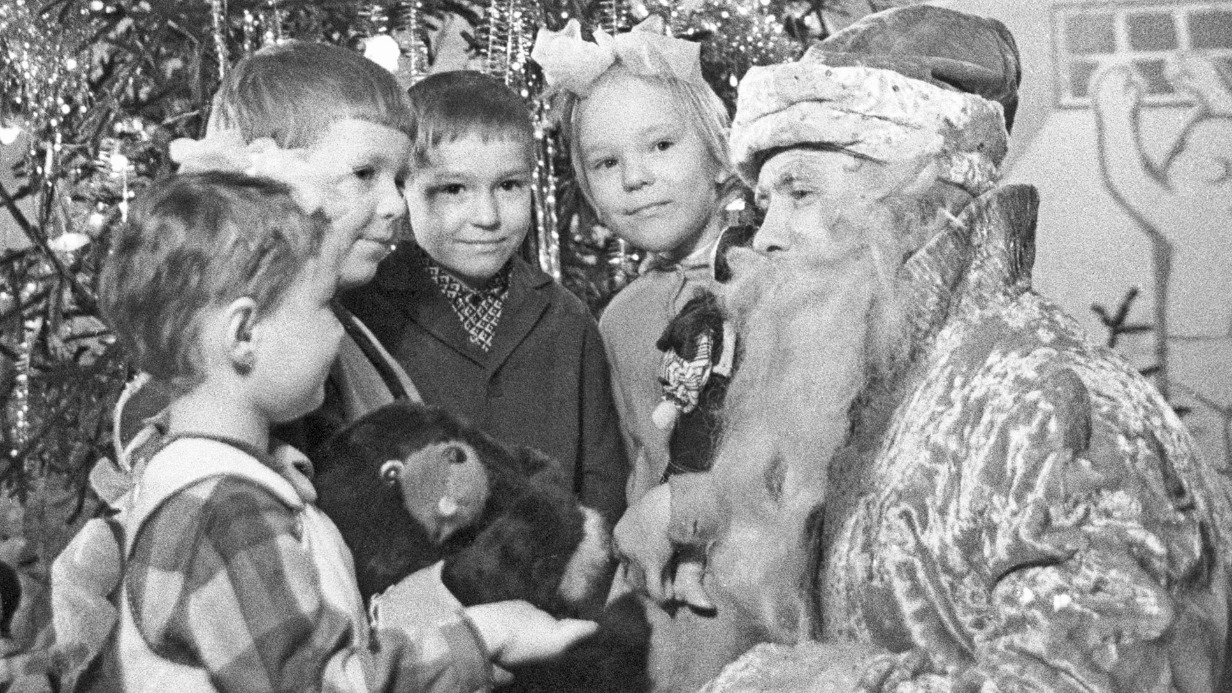 1970 год. Воспитанники столичного детского сада во время новогоднего утренника с Дедом Морозом