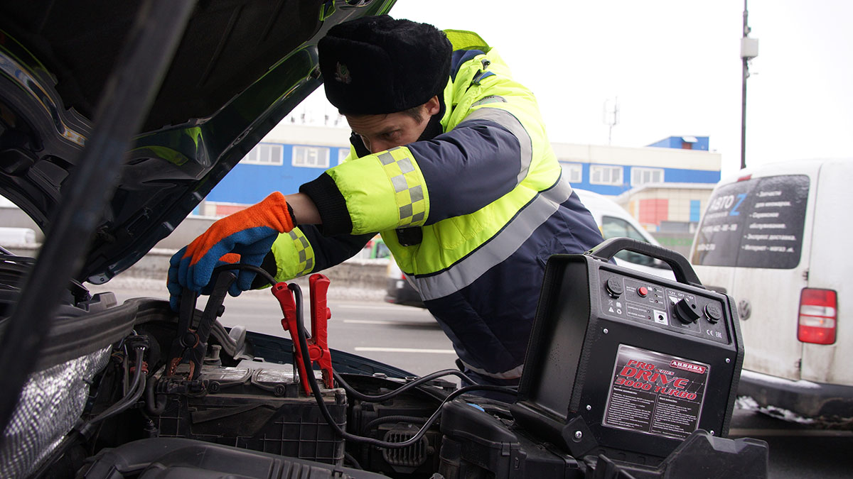 Сотрудники ЦОДД более 10 тысяч раз помогли столичным водителям в 2022 году