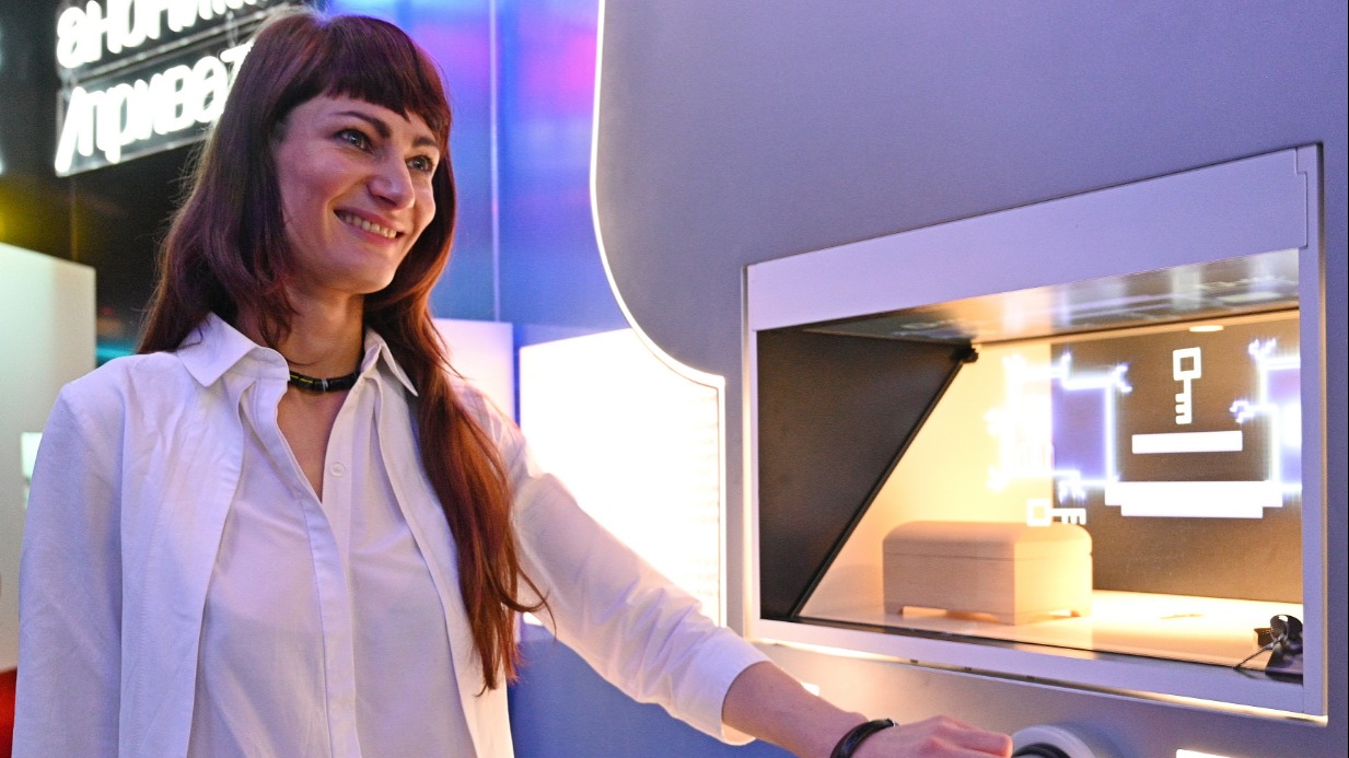 Куратор Музея криптографии Анна Титовец у экспоната, посвященного ключам шифрования