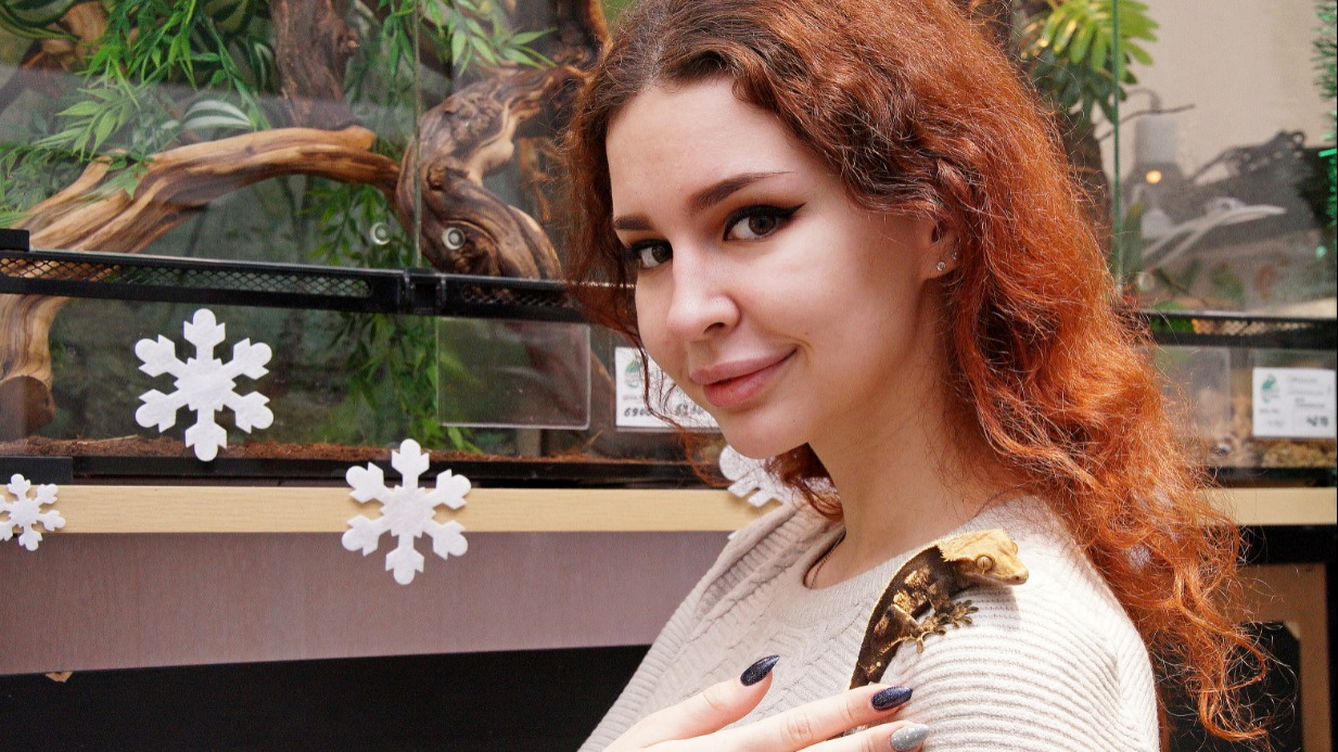 Москвичка Ирина Краузе держит на руках своего реснитчатого бананоеда