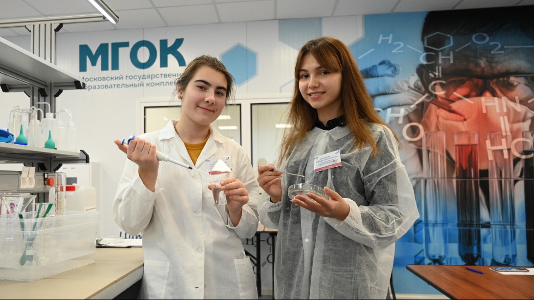 Участницы чемпионата «Московские мастера» Софья Сокольская (слева) и Валерия Виловатая в лаборатории, где они выполняют задания в компетенции «Геномная инженерия»