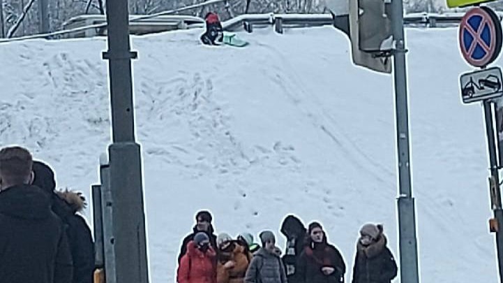 Полиция ликвидирует опасную зимнюю горку рядом с проезжей частью в Кузьминках