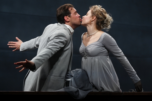 Павел Попов и Яна Соболевская в спектакле «Война и мир»