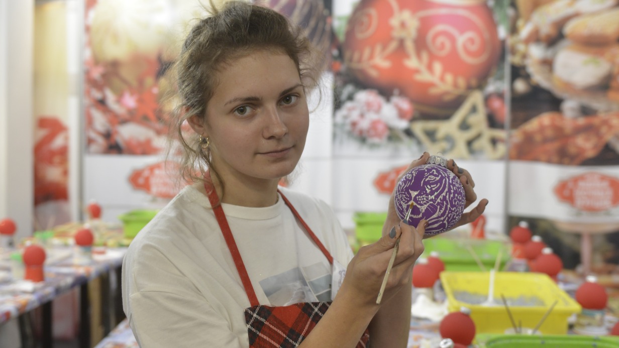 Художник Виктория Мезенцева и новогодний шар ручной работы