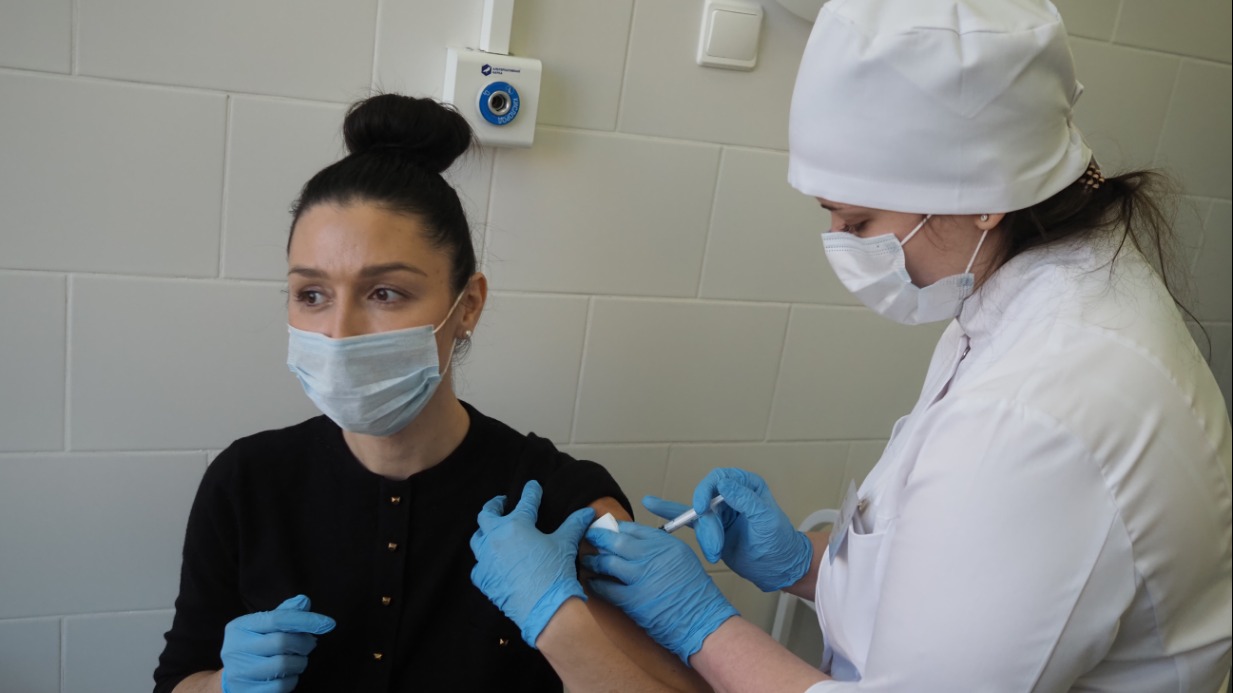 Москвичка Яна Ухватова одной из первых в столице сделала прививку от коронавирусной инфекции в Городской поликлинике № 62