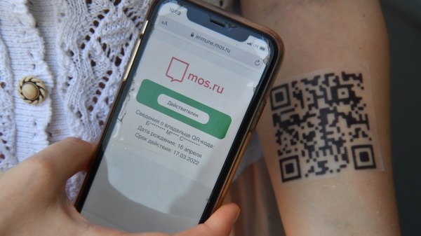 На маску, шапку и собственное тело: куда москвичи наносят QR-коды