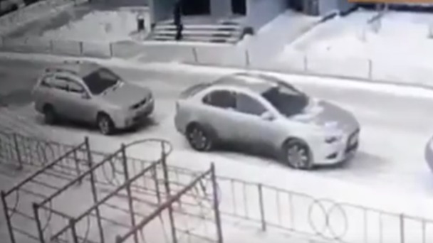 Мужчина попытался похитить девятилетнего школьника во дворе дома в Красноярске