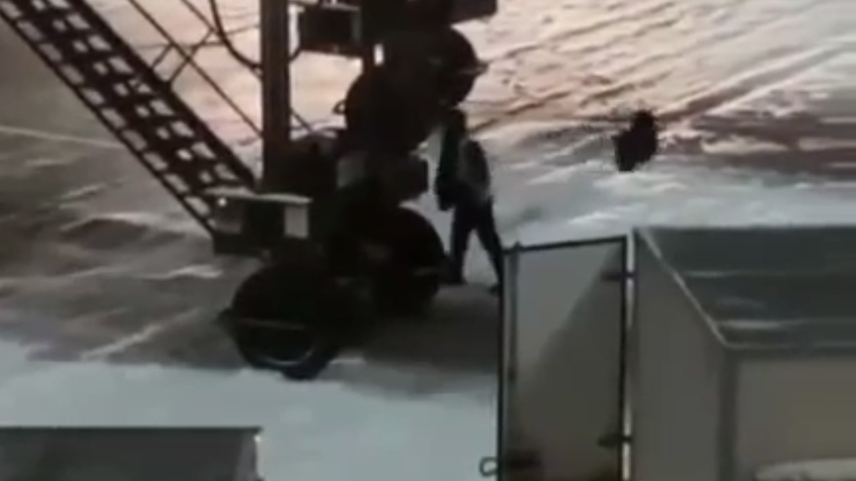 «И так сойдет!»: рабочие шокировали методом разгрузки самолета во Внукове