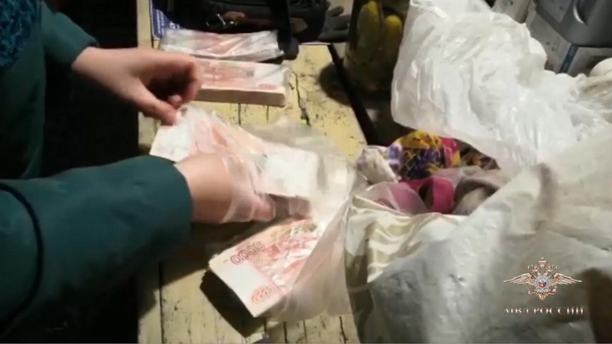 Найден один из тайников кассирши из Ачинска, укравшей 22 миллиона рублей