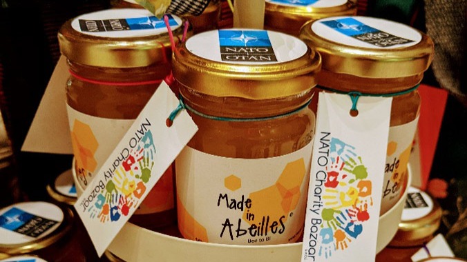 НАТО собрало 60 килограммов меда на площадке штаб-квартиры в Брюсселе