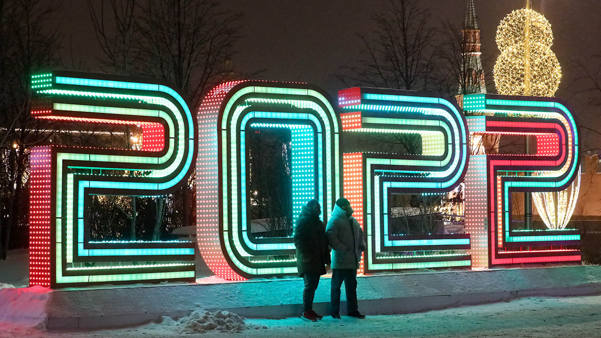 Более 1,5 тысячи праздничных плакатов украсили столицу в преддверии Нового года