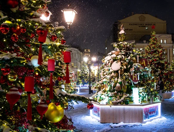 Галерея дизайнерских елок открылась на Кузнецком мосту 