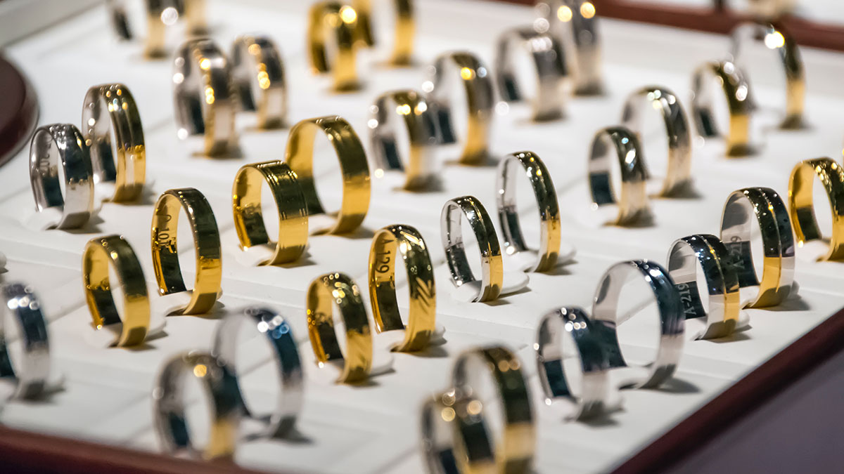 Злоумышленник ограбил пенсионерку на 400 тысяч рублей в Подольске 