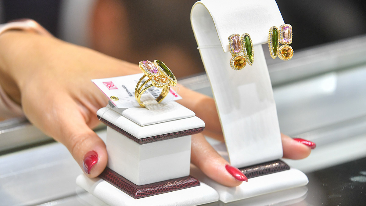 «Молодые металлы»: дизайнер рассказала, какие украшения старят и как их заменить