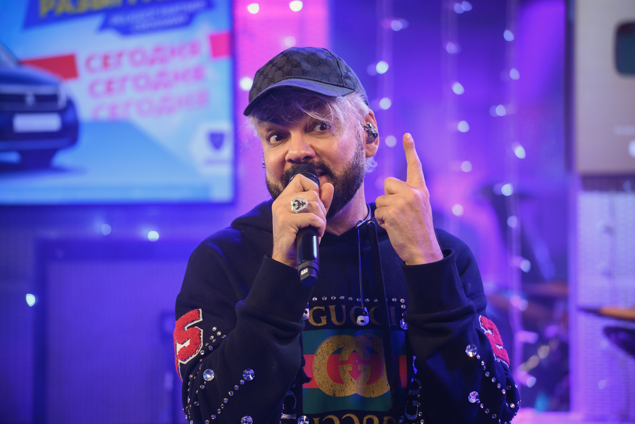 Киркоров поехал на каникулы с детьми и «испытал все прелести отцовско-материнской жизни»