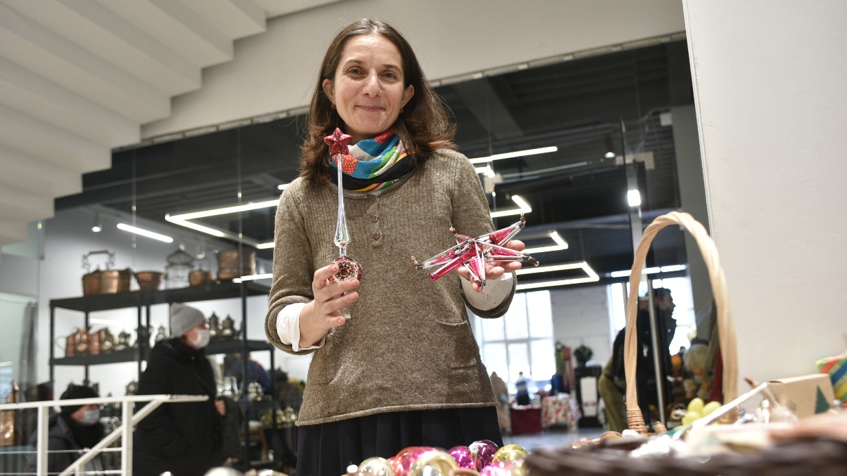 Организатор блошиного рынка Елена Кренцель на дизайн-заводе «Флакон» рассматривает старинные новогодние игрушки — наконечник для елки и звезду