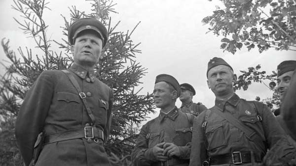 Во время войны Алек- сандр Фадеев был корреспондентом. На фото он запечатлен на командном пункте генерала-лейтенанта И. Конева 21 сентября 1941 года