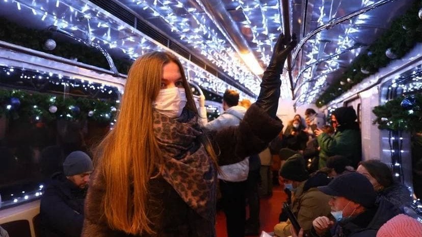 Новогодний состав «Еж-3» запустили в столичном метро